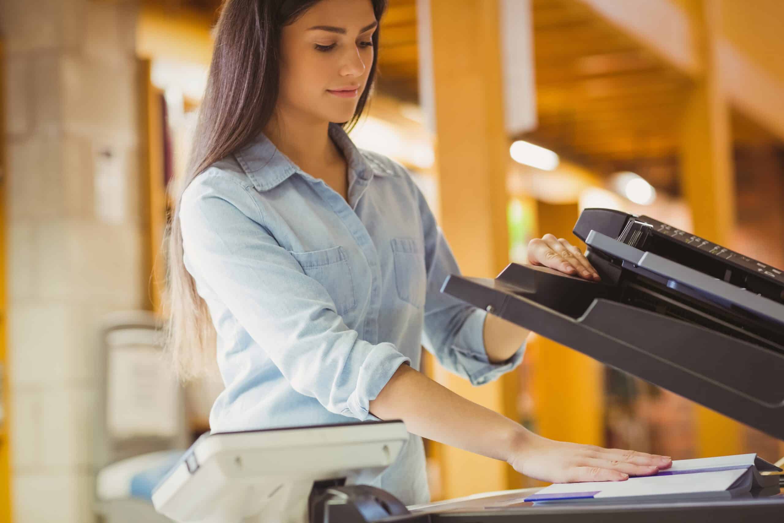 femme professionnelle numerisation scanner
